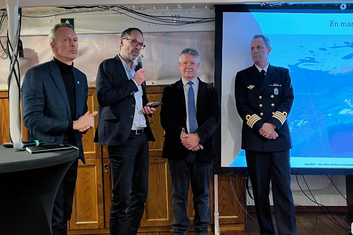 Jan-Gunnar Winther om bord.jpg Fire menn står ved siden av hverandre.